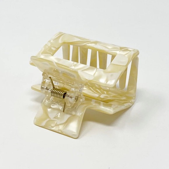 Acrylic Claw Clip Pearl or Tortoise Cheetah Hair Clip - Picture 5 of 12